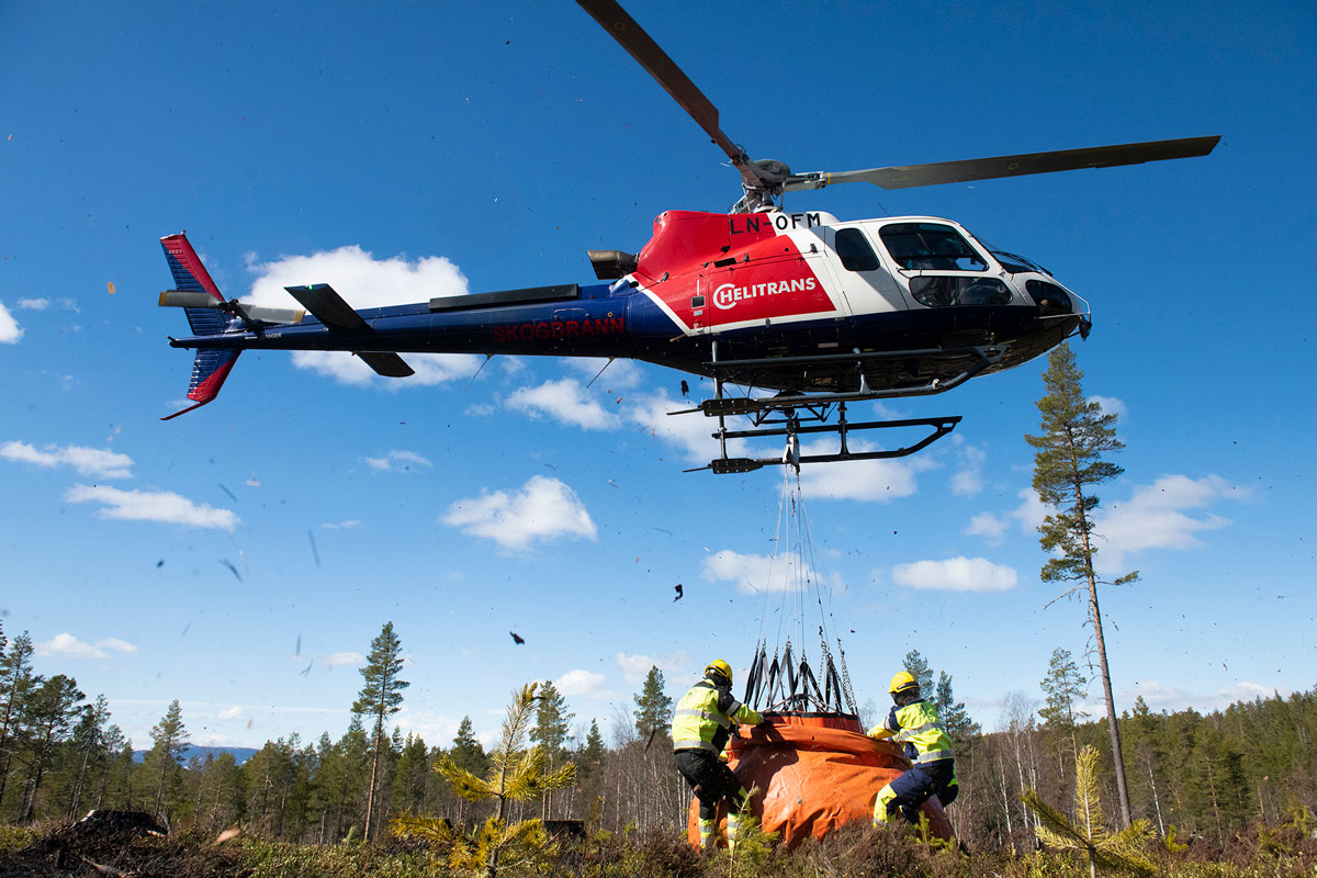 Figur 6.5 Skogbrannhelikopteret løfter opptil 1 800 liter vann i hvert løft.