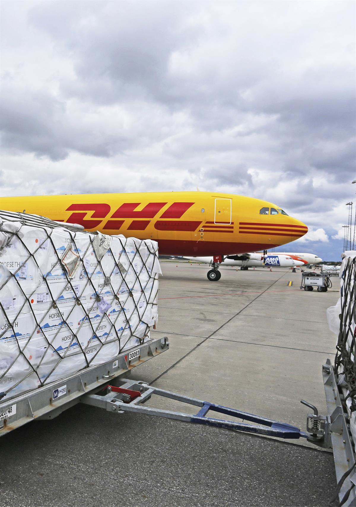 Foto av et DHL-transportfly på en flyplass.