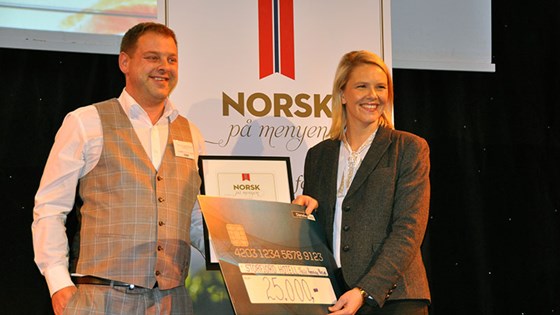 Kjøkkensjef ved Storfjord hotell, Nils-Henning Nesje, mottok prisen fra landbruks- og matminister Sylvi Listhaug.