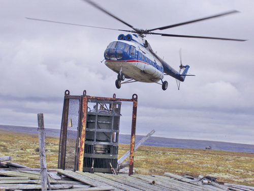 Figur 3.4 På utilgjengelige steder må RTG-ene fraktes
 ut med helikopter.