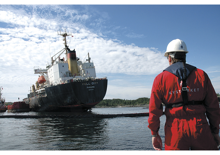 Figur 5.2 Natt til 31. juli 2009 grunnstøtte lasteskipet MV «Full City» utenfor Langesund i Telemark. Kystverket ledet opprydningsaksjonen.
