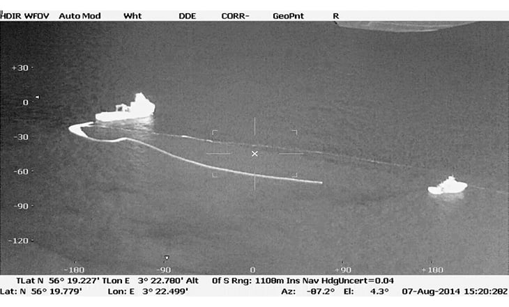 Figur 5.4 Overvåkingsflyet LN-KYV dirigerer fartøy inn mot tykk olje ved utslipp fra Eldfisk-feltet august 2014.
