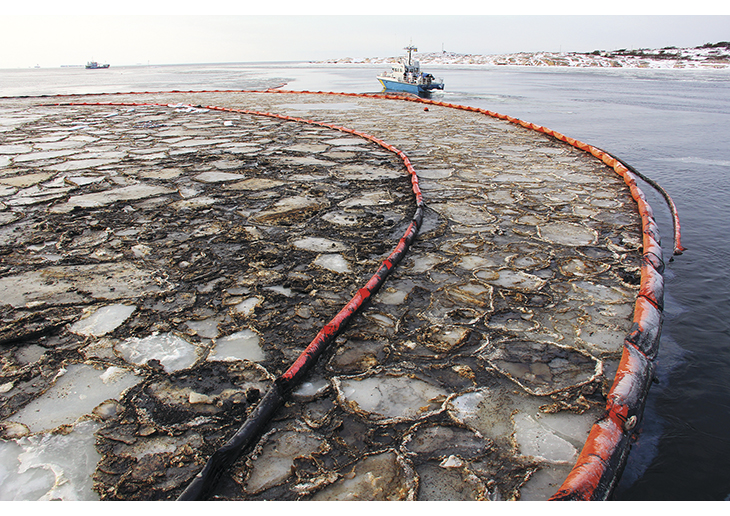 Figur 5.8 Det kalde været med mye is gjorde oljevernaksjonen etter havariet av fartøyet MV «Godafoss» i 2011 krevende.
