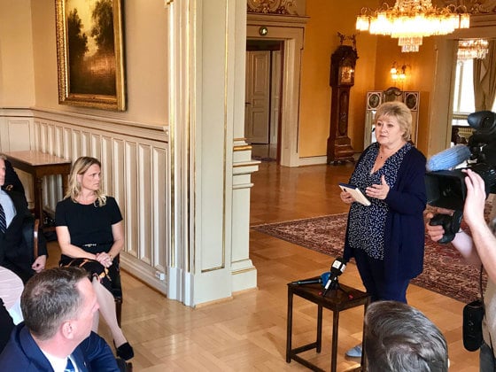 Statsministeren holder tale under lunsjen med deltakere fra Viking Sky-redningsaksjonen.