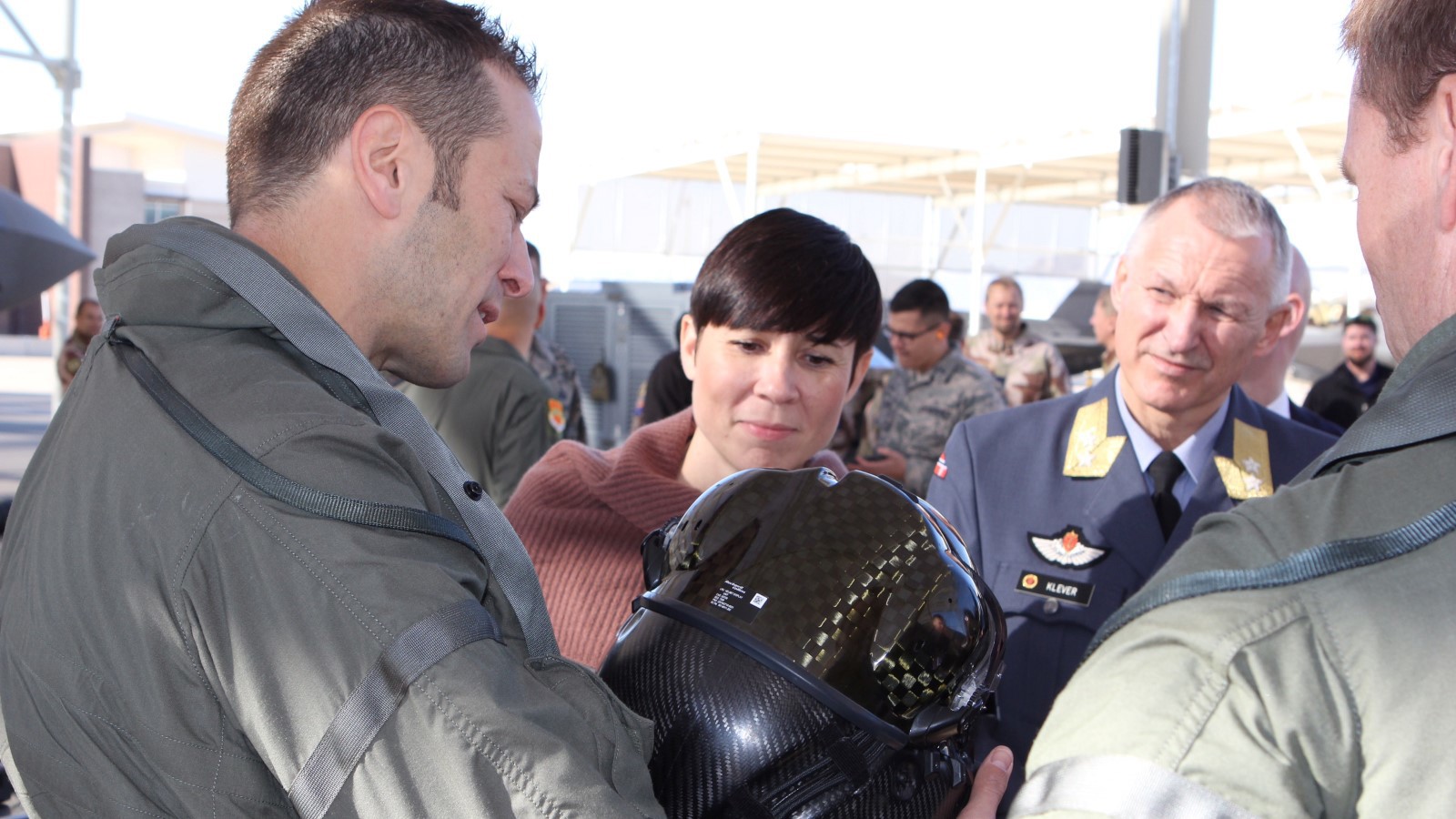 Flyver Morten Hanche demonstrerer F-35 hjelmene egenskaper for forsvarsministeren og programdirektør i Kampflyprogrammet, generalmajor Morten Klever. Flyver Morten Hanche demonstrerer F-35 hjelmene egenskaper for forsvarsministeren og programdirektør i Kampflyprogrammet, generalmajor Morten Klever.