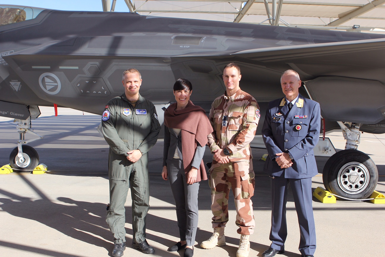 Forsvarsministeren med oberstløytnant Martin Tesli, norsk sjef og flyver, major Bjørn Tommy Eigeland, leder for de norske teknikerne på Luke og programdirektør i Kampflyprogrammet, generalmajor Morten Klever. 