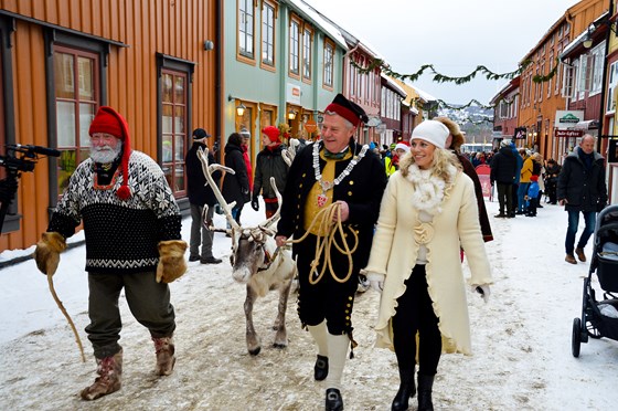 Reiselivssjef Tove R. Martens og ordfører Hans Vintervold i fortroppen på åpning av det storslåtte julemarkedet.