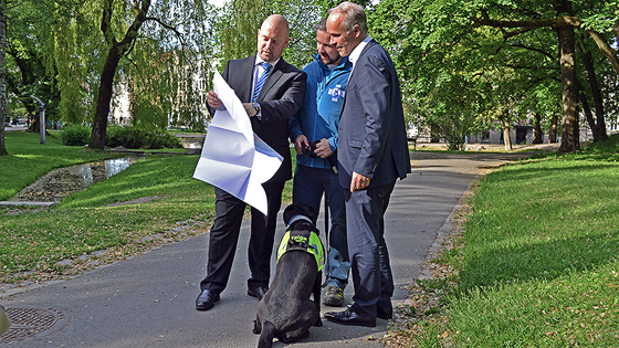 Justis- og beredskapsminister Anders Anundsen, daglig leder i Norske Redningshunder Jim Olav Hansen og kommunal- og moderniseringsminister jan Tore Sanner med et av kartbladene i kartserien M711.