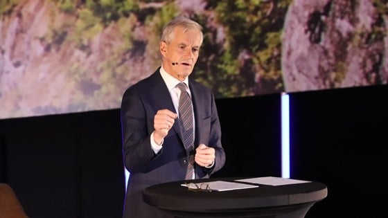 Statsminister Jonas Gahr Støre står på scenen bak en talerstol.