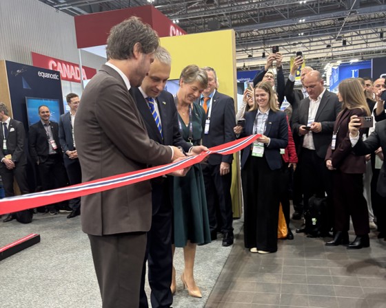 Statssekretær Vegard Grøslie Wennesland og Ukrainas viseenergiminister Roman Andarak åpnet den norske paviljongen på gjenoppbyggingskonferansen Rebuild Ukraine i Warszawa 13.-14. november.