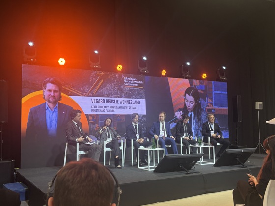 Statssekretær Vegard Grøslie Wennesland deltok i paneldiskusjoner om energi.