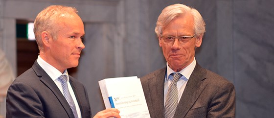 Utvalgsleder Knut Vollebæk overleverer rapporten til statsråd Jan Tore Sanner