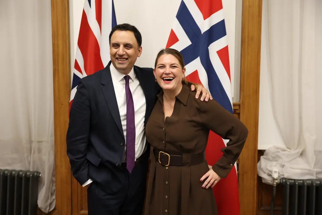 Den britiske handelsministeren, Anas Sarwar, saman med Cecilie Myrseth.