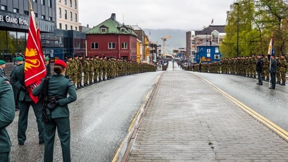 Representanter fra Brigade Nord i espalier gjennom Kongens gate i Narvik.