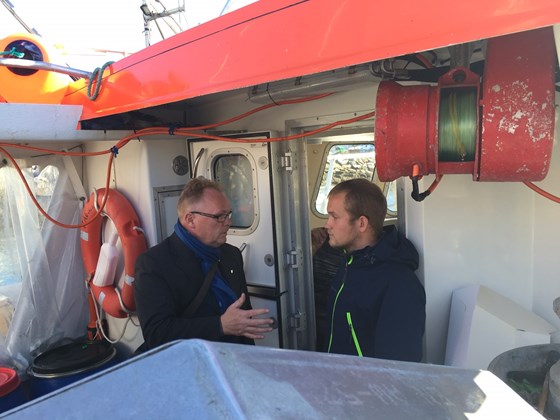 Fiskeriminister Per Sandberg i prat med fisker Magnus Olsen fra Skjervøy.