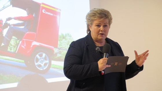 Statsministeren taler under åpningen av elbil-fabrikken Paxster i Sarpsborg.