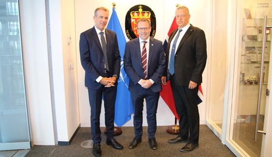 CEO von Kongsberg Defence Systems Eirik Lie.  Verteidigungsminister Bjørn Arild Gram und NAMMO-CEO Morten Brandtzæg. 