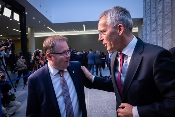 Forsvarsminister Bjørn Arild Gram og generalsekretær i NATO Jens Stoltenberg.