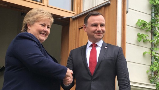 Erna Solberg tar i mot Andrzej Duda på trappa i statsministerboligen.