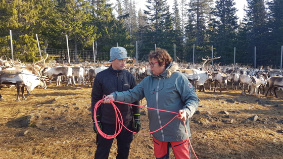 Tor Enok Larsen viser Olaug Bollestad hvordan man skal kaste lasso.