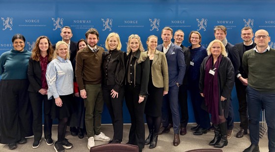 Bildet viser deltakerne på regjeringens digitaliseringsforum.