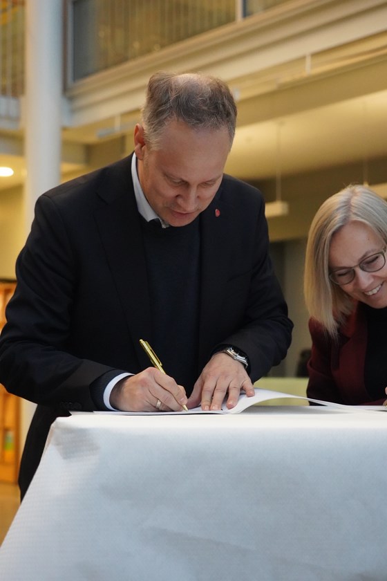 Samferdselsminister Jon-Ivar Nygård signerer byvekstavtale for Tromsø