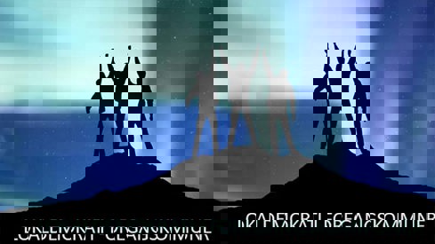 Tre personer på toppen av et fjell som strekker hendene i været