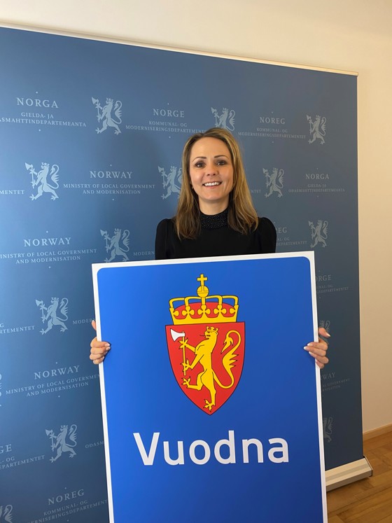 Statsråd Helleland med nytt grenseskilt