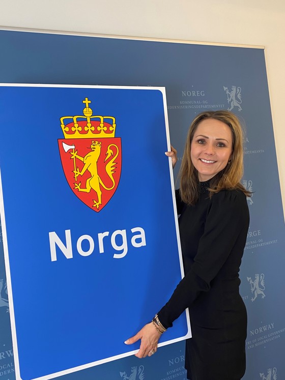 Statsråd Helleland med nytt grenseskilt