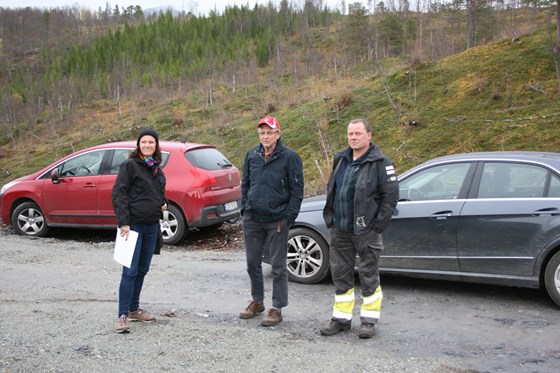 Journalist Line Venn fra Norsk Skogbruk i samtale med skogbrukssjef Gunnar Kvaal og skogeier Raymond Kongsli. 