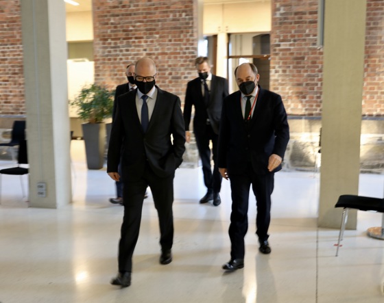 Den britiske forsvarsministeren var tidligere dette året i Norge hvor han møtte forsvarsminister Odd Roger Enoksen.