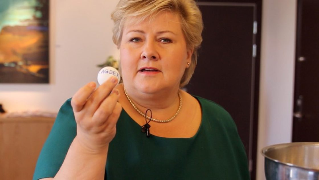 Statsminister Erna Solberg har nettopp trukket ballen med Vest-Agder på. I bollen lå det én ball for hvert fylke, bortsett fra Hordaland, som ble trukket ut i fjor. Statsministeren trakk Vest-Agder!