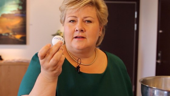 Statsminister Erna Solberg har nettopp trukket ballen med Vest-Agder på. I bollen lå det én ball for hvert fylke, bortsett fra Hordaland, som ble trukket ut i fjor. Statsministeren trakk Vest-Agder!