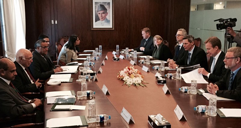 Utenriksminister Brende møter fungerende utenriksminister Sartaj Aziz mandag 9. desember. Foto: Frode O. Andersen, UD