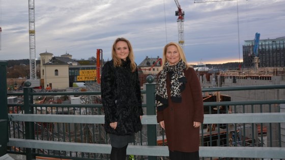 Kulturminister Linda Hofstad Helleland og ny styreleder for Nasjonalmuseet Linda Bernander Silseth foran byggetomten til det nye Nasjonalmuseet på Vestbanen.