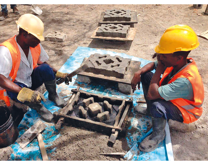 Figur 4.7 Mosambik, Palma. To ufaglærte arbeidere produserer murstein for hånd. De er ansatt av et lokalt selskap som utvikler en industripark for olje- og gassnæringen i området. 
