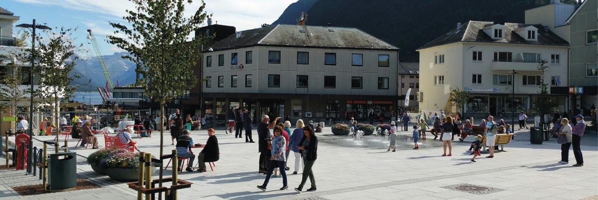 Et bilde som inneholder utendørs, personer, firkant

Automatisk generert beskrivelse