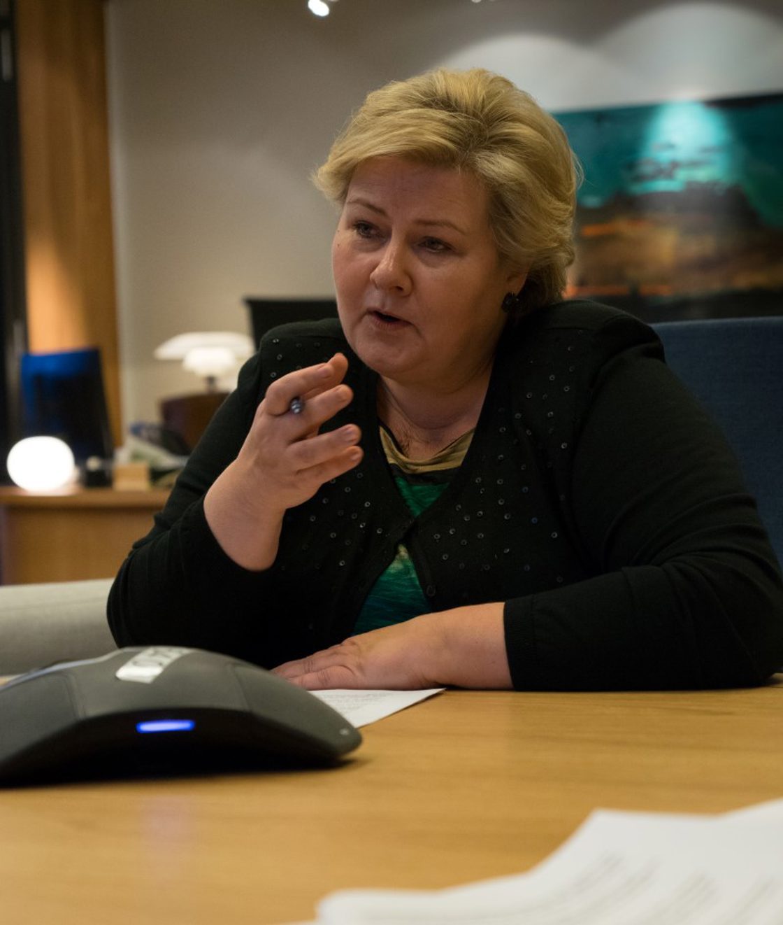 Statsminister Erna Solberg snakker med USAs påtroppende president Donald Trump.