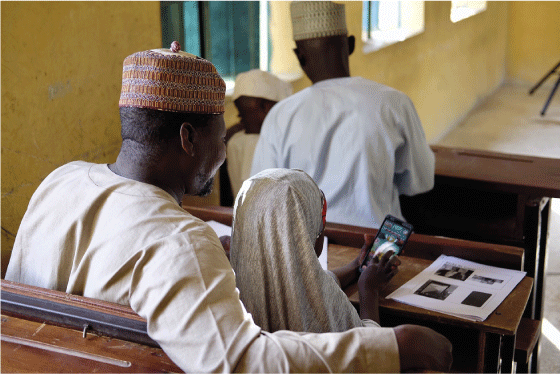 Figur 5.2 Mufida Husseini spiller læringsspillet «Feed the Monster».