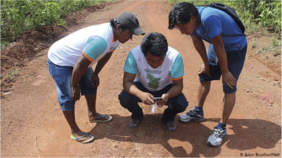 Figur 5.6 Urfolksgrupper i Brasil bruker mobilen for å beskytte skogen