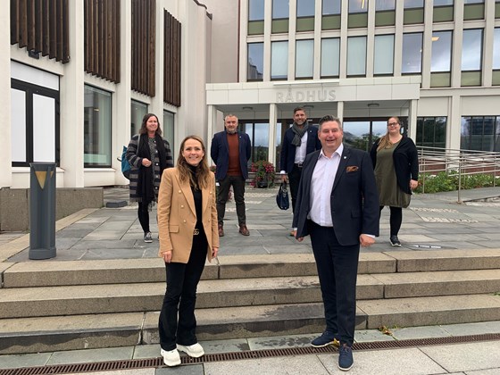 Linda Hofstad Helleland og ordfører Runde Edvardsen i Narvik kommune utenfor rådhuset i Narvik
