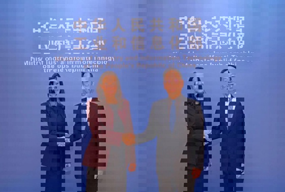 Fiskeri- og havminister Marianne Sivertsen Næss møtte industri- og informasjonsteknologiminister Li Cheng. Han er ansvarlig for Kinas verfts- og industripolitikk. Foto: MIIT