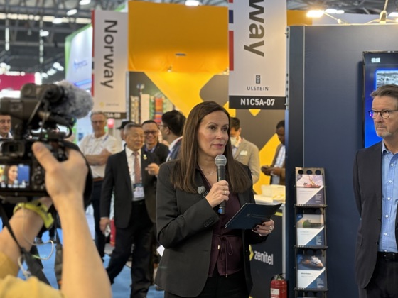 Næss åpnet den norske næringslivspaviljongen på Marintec i Shanghai. Foto: Emil Bremnes, NFD