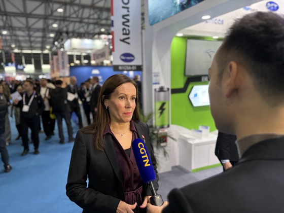 Fiskeri- og havministeren ble intervjuet av både kinesisk og norsk presse på messen.