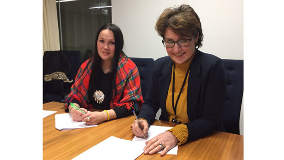 Ellinor Marita Jåma, leder Norske Reindriftsamers Landsforbund (t.v.) og statens forhandlingsleder, ekspedisjonssjef Anne Marie Glosli undertegner reindriftsavtale for 2017/2018.