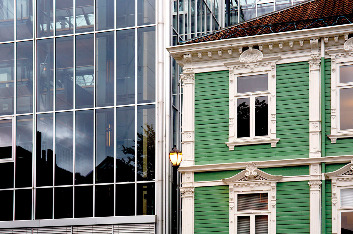 To hus, gammel og ny fasade