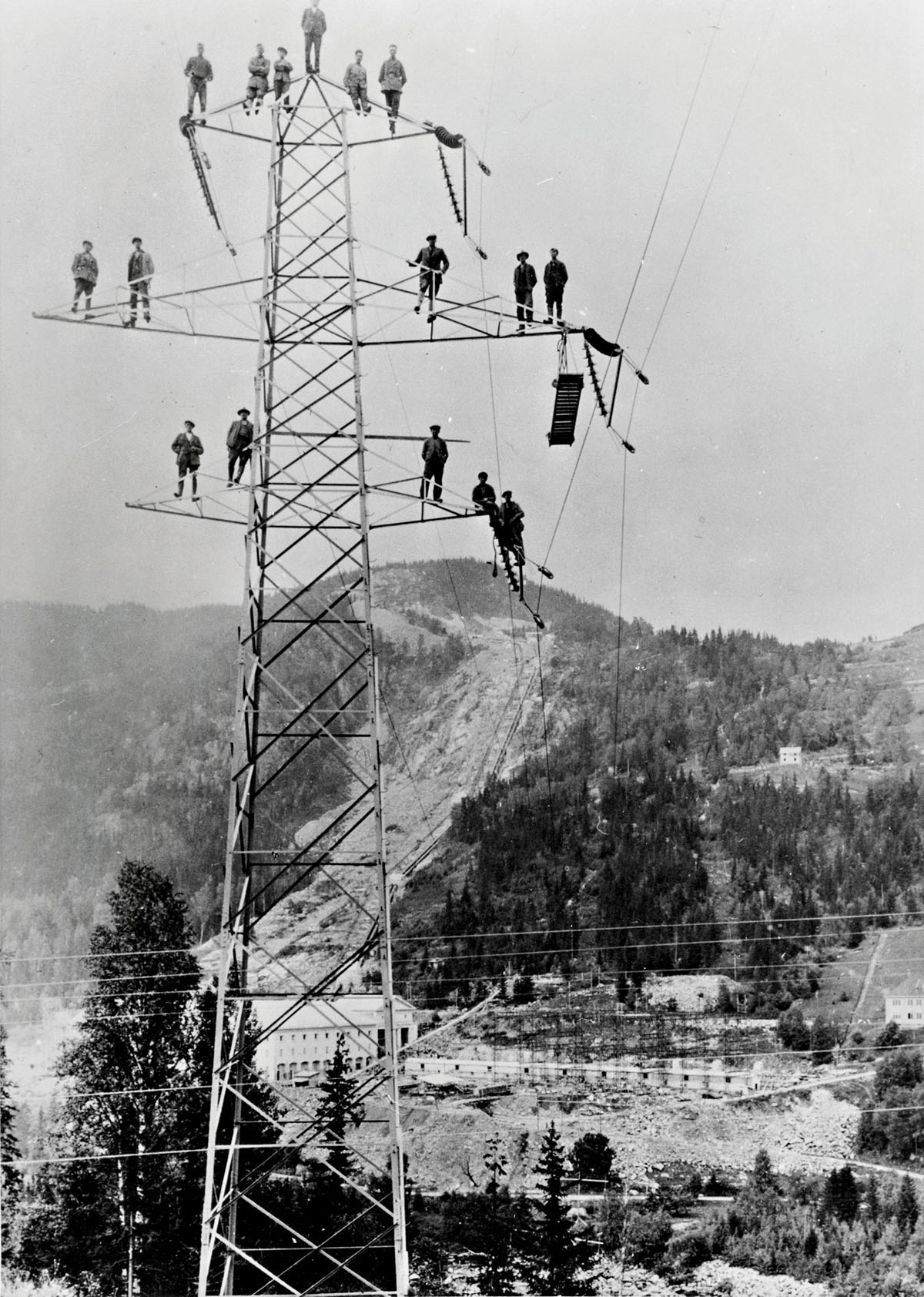 Arbeidere klatrer i elektriske kraftledninger
