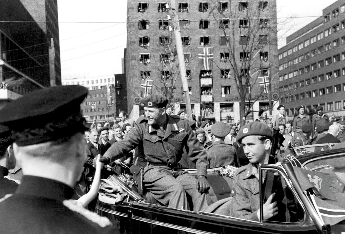 Kronprins Olav og folket feirer frigjøringen 8. mai 1945