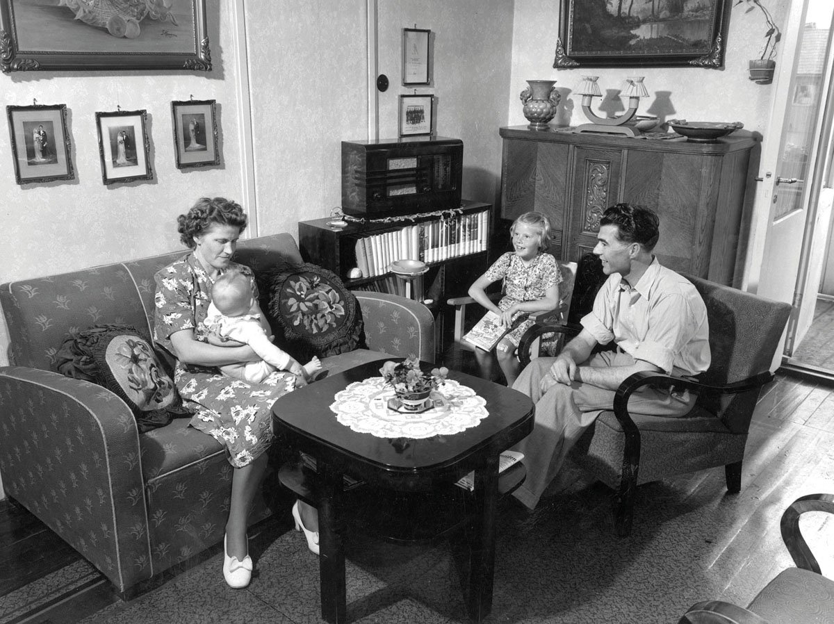 Familie rundt stuebordet