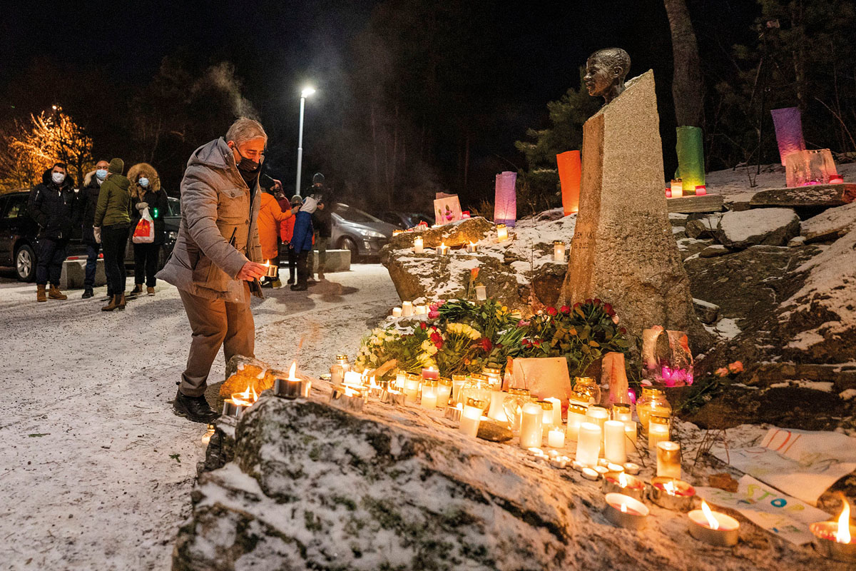 Utendørs markering mot rasisme med lys og blomster